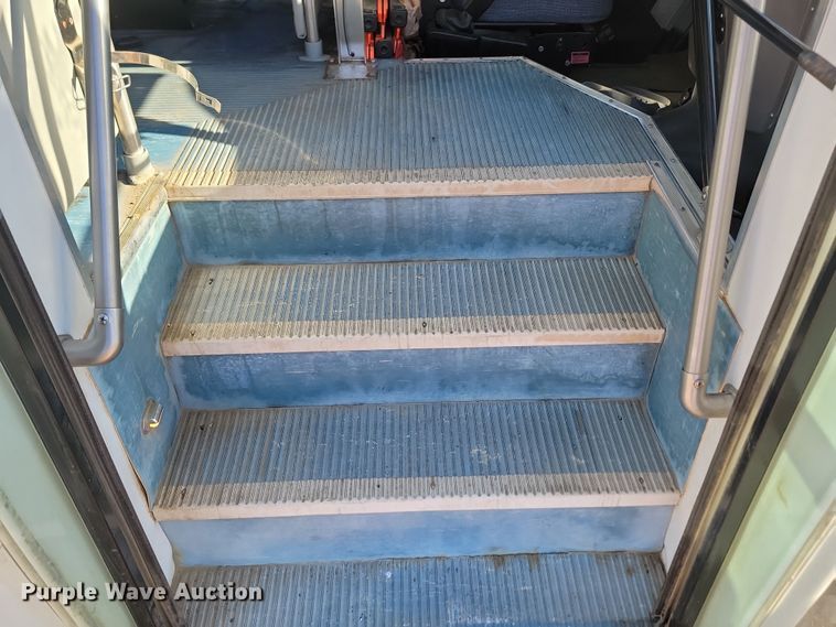 image for item KU9098 2003 Ford E450  shuttle bus