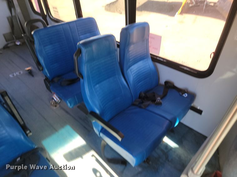 image for item KU9098 2003 Ford E450  shuttle bus