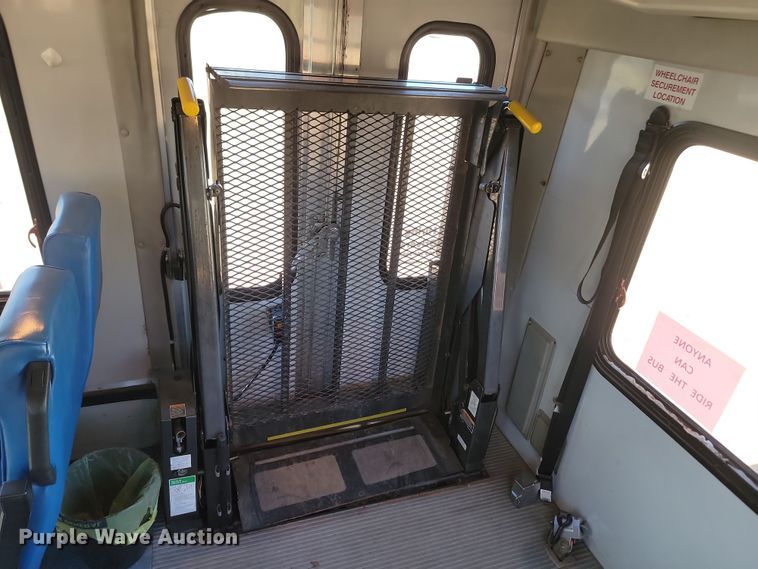 image for item KU9098 2003 Ford E450  shuttle bus