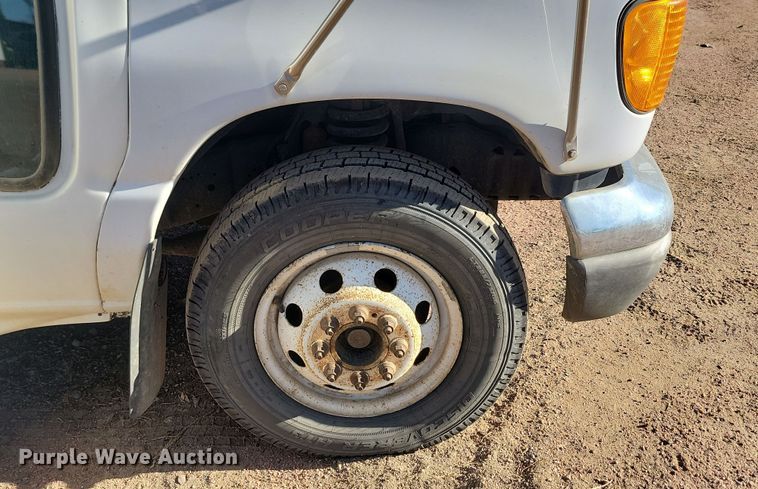 image for item KU9098 2003 Ford E450  shuttle bus