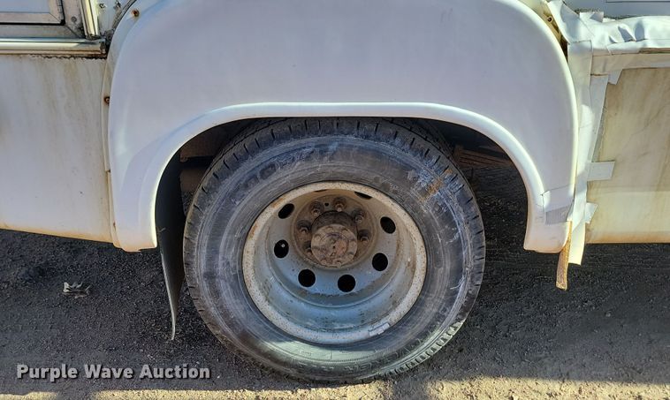 image for item KU9098 2003 Ford E450  shuttle bus