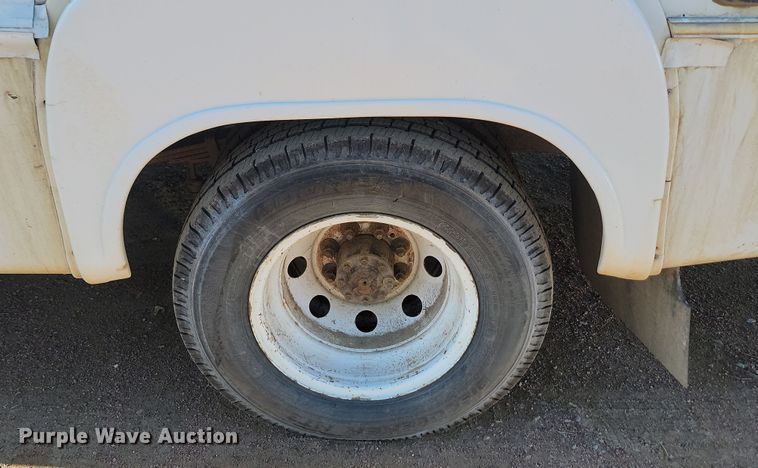 image for item KU9098 2003 Ford E450  shuttle bus