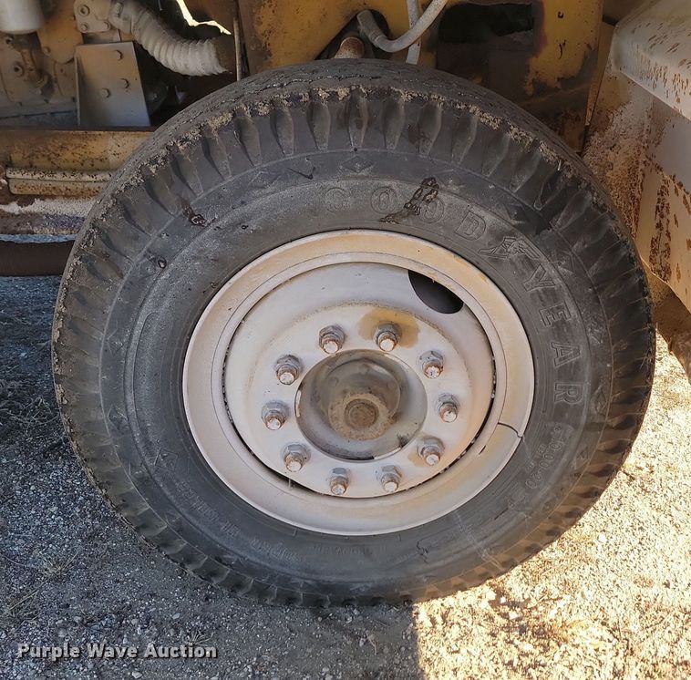 image for item KU9100 Etnyre  chip spreader