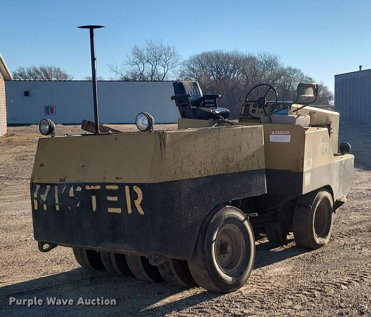 image for item KU9101 Hyster C530A  pneumatic roller