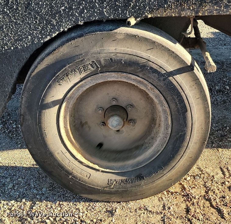 image for item KU9101 Hyster C530A  pneumatic roller