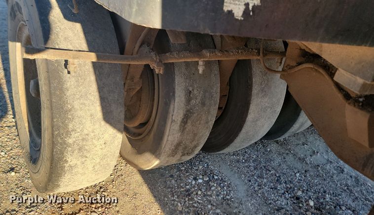 image for item KU9101 Hyster C530A  pneumatic roller