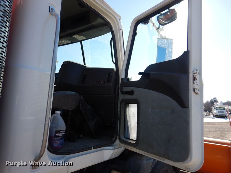 image for item LC9360 2008 Mack 800 GU  dump truck