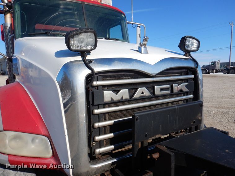 image for item LC9360 2008 Mack 800 GU  dump truck