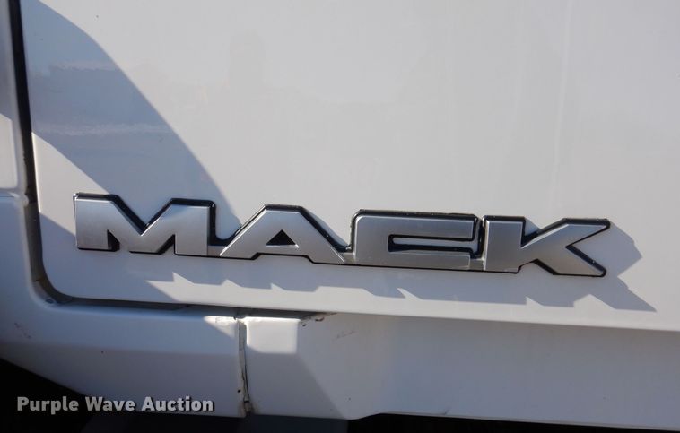image for item LC9360 2008 Mack 800 GU  dump truck