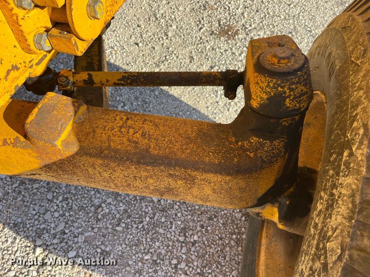 image for item LD9856 John Deere 500C  backhoe