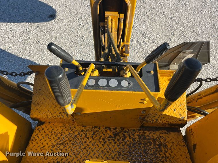 image for item LD9856 John Deere 500C  backhoe