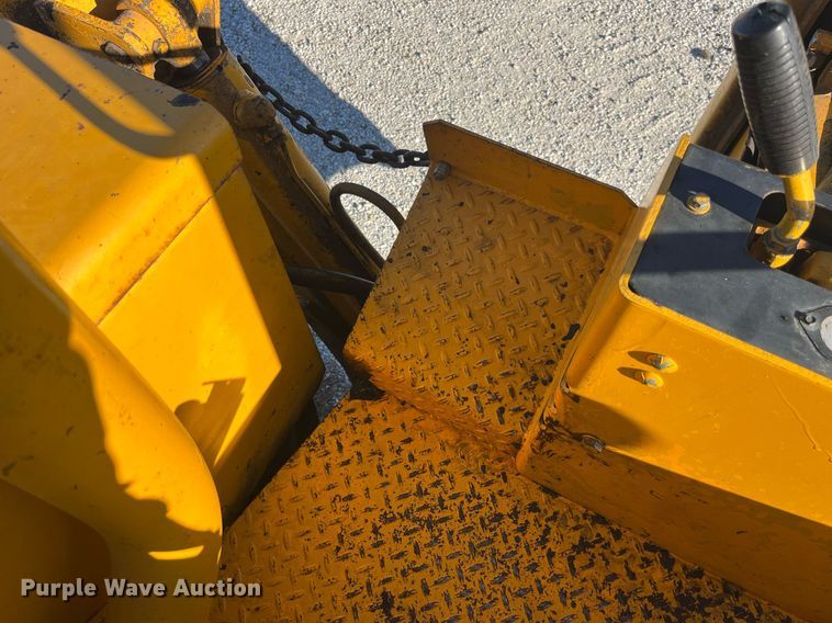 image for item LD9856 John Deere 500C  backhoe