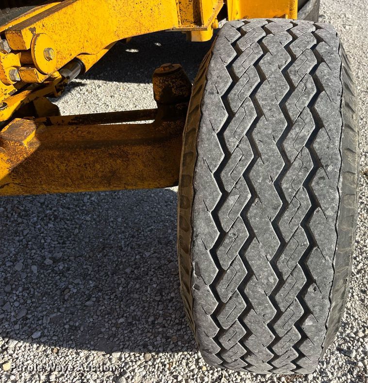 image for item LD9856 John Deere 500C  backhoe