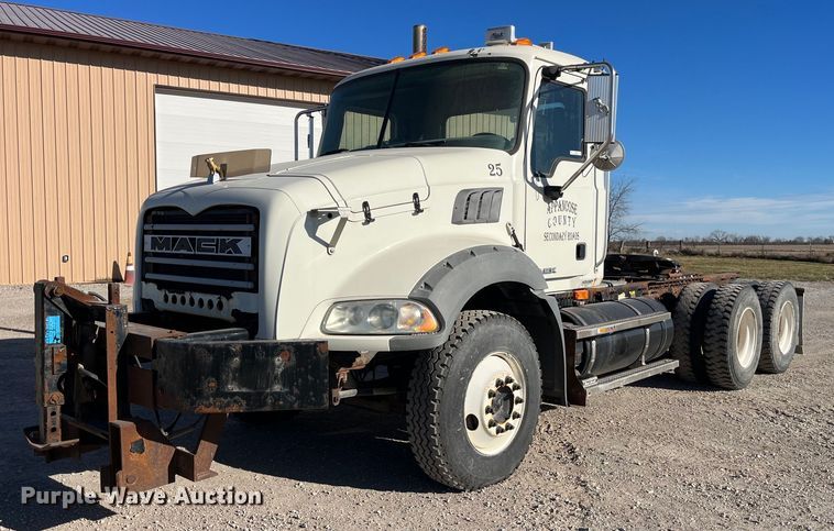 image for item LD9858 2009 Mack GU813  semi truck