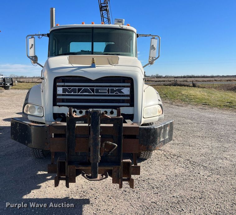 image for item LD9858 2009 Mack GU813  semi truck