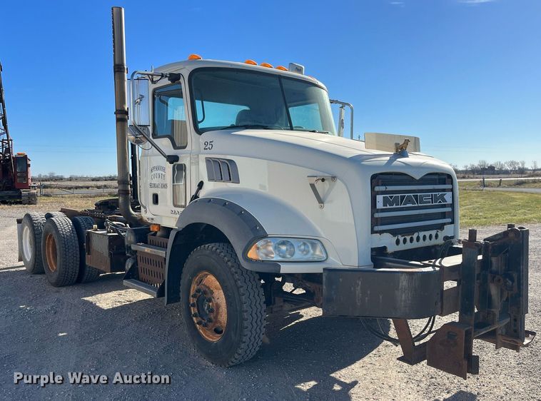 image for item LD9858 2009 Mack GU813  semi truck