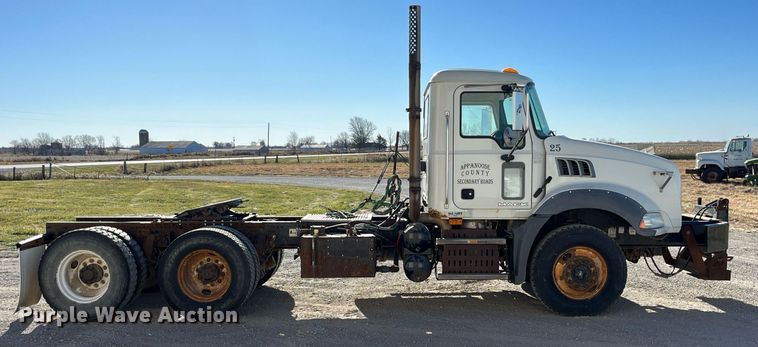 image for item LD9858 2009 Mack GU813  semi truck