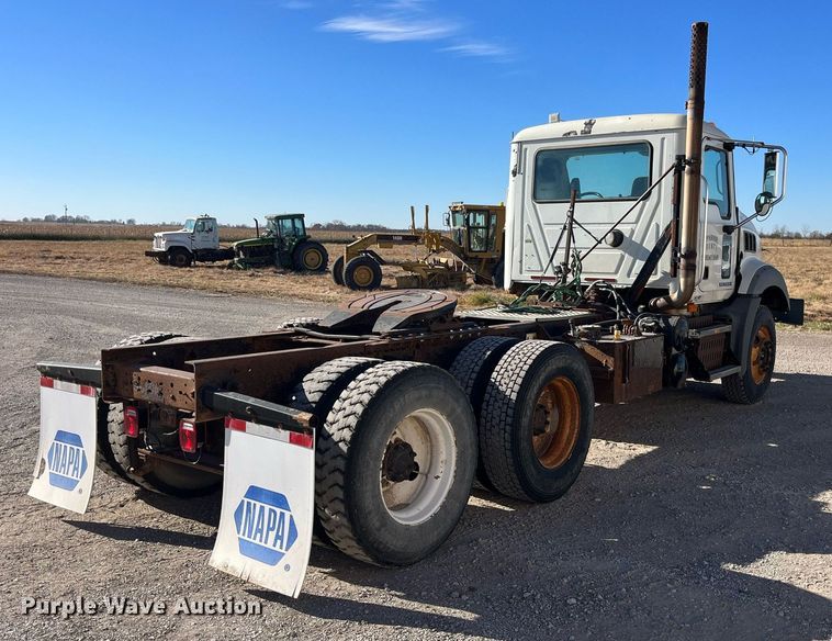 image for item LD9858 2009 Mack GU813  semi truck