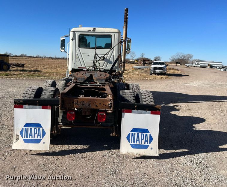 image for item LD9858 2009 Mack GU813  semi truck