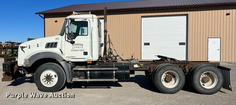 image for item LD9858 2009 Mack GU813  semi truck