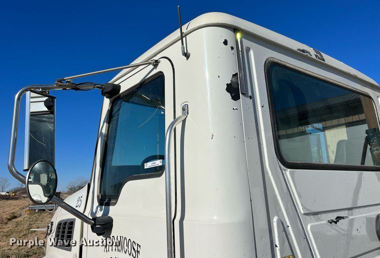 image for item LD9858 2009 Mack GU813  semi truck