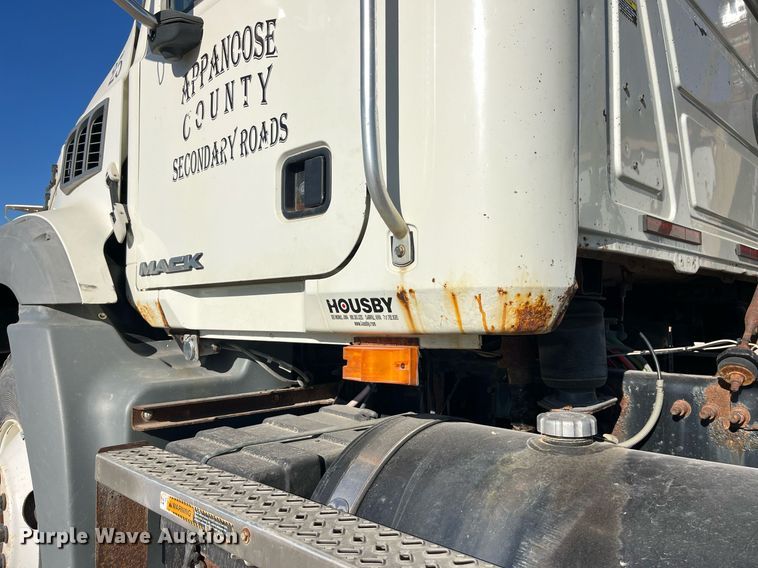 image for item LD9858 2009 Mack GU813  semi truck