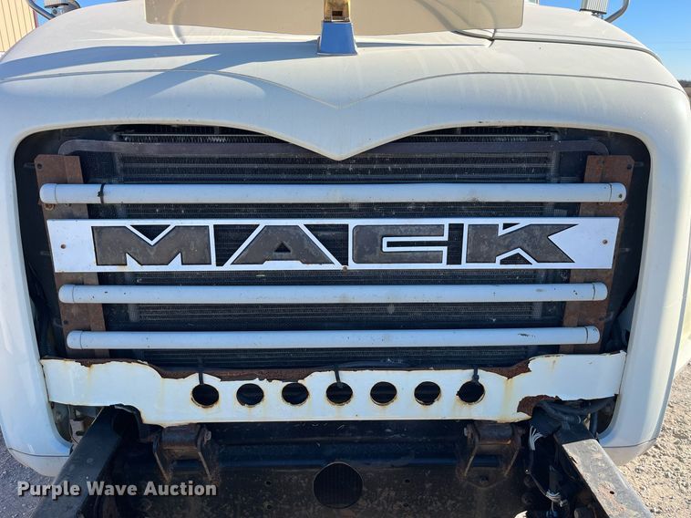 image for item LD9858 2009 Mack GU813  semi truck