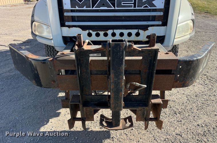 image for item LD9858 2009 Mack GU813  semi truck