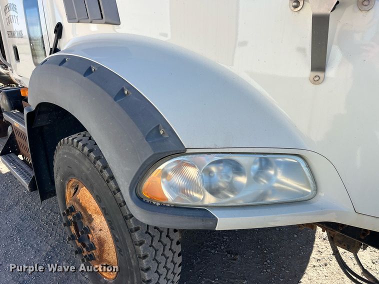 image for item LD9858 2009 Mack GU813  semi truck