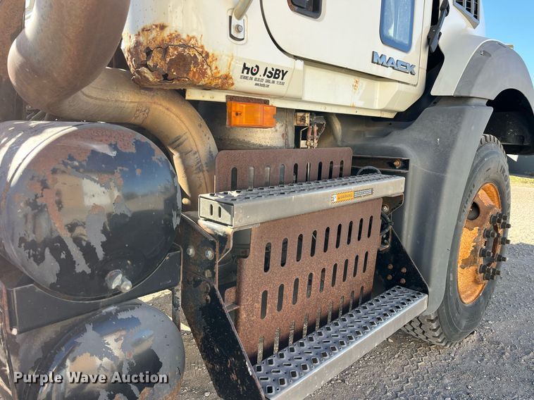 image for item LD9858 2009 Mack GU813  semi truck