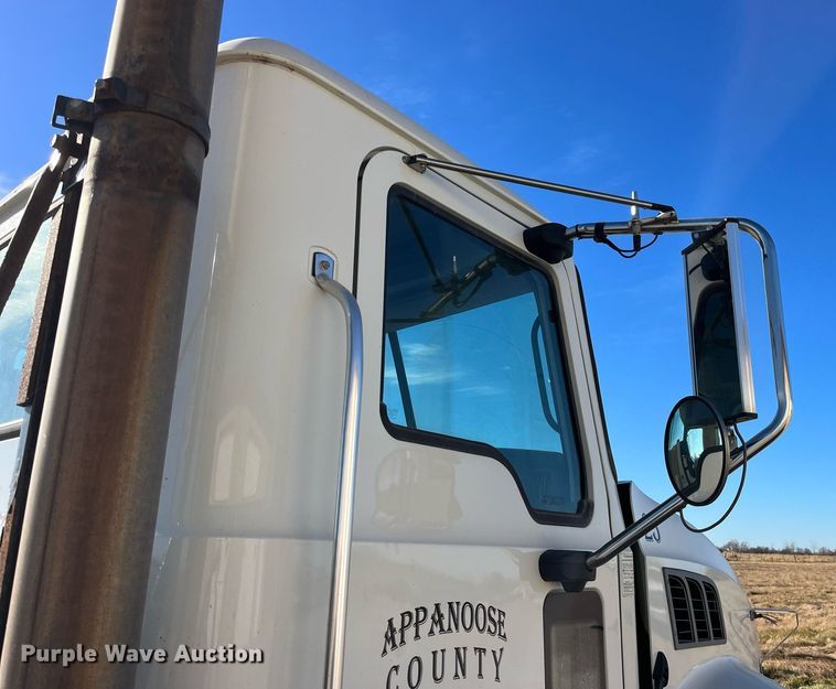 image for item LD9858 2009 Mack GU813  semi truck