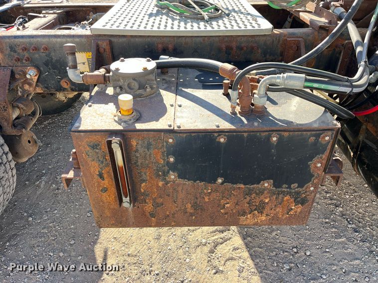 image for item LD9858 2009 Mack GU813  semi truck