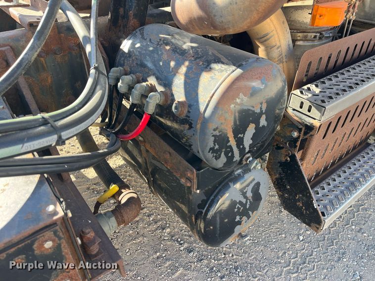 image for item LD9858 2009 Mack GU813  semi truck