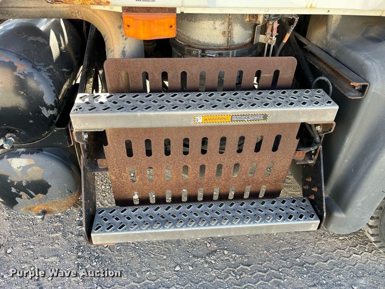 image for item LD9858 2009 Mack GU813  semi truck