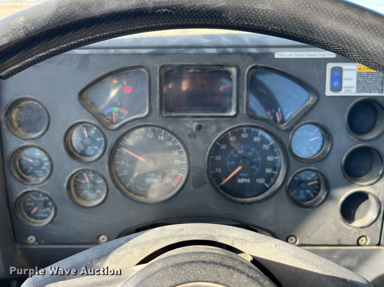 image for item LD9858 2009 Mack GU813  semi truck