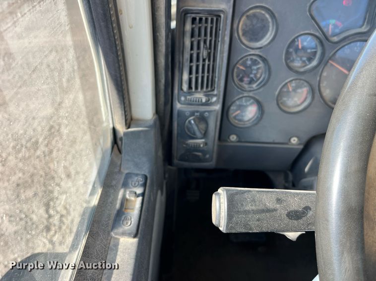 image for item LD9858 2009 Mack GU813  semi truck