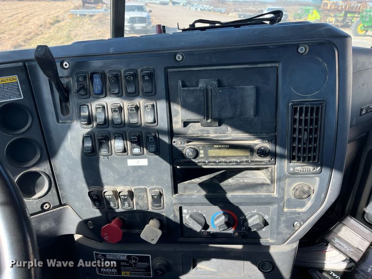 image for item LD9858 2009 Mack GU813  semi truck