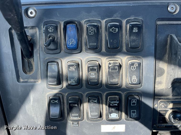 image for item LD9858 2009 Mack GU813  semi truck