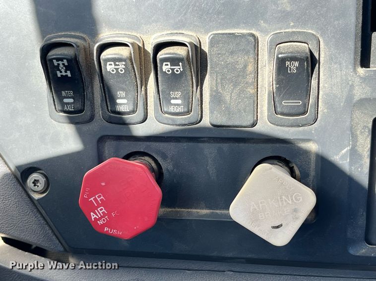 image for item LD9858 2009 Mack GU813  semi truck