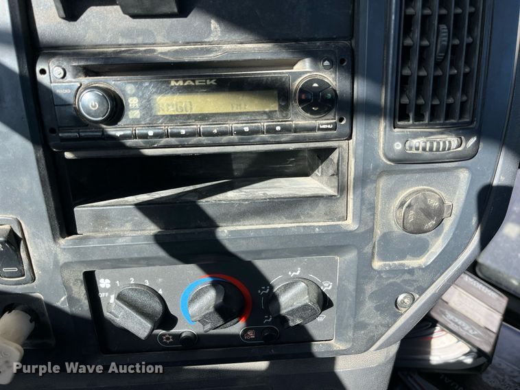 image for item LD9858 2009 Mack GU813  semi truck