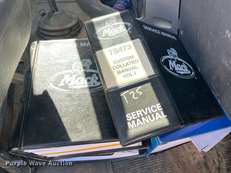 image for item LD9858 2009 Mack GU813  semi truck