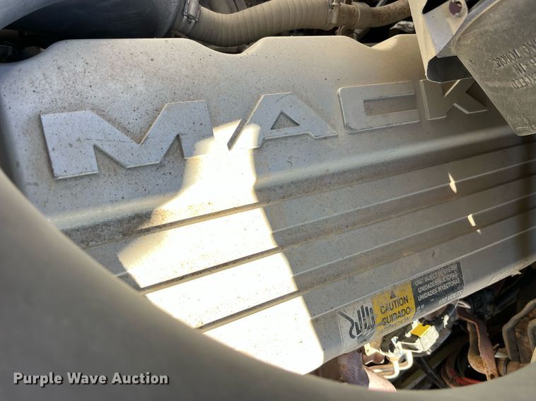 image for item LD9858 2009 Mack GU813  semi truck