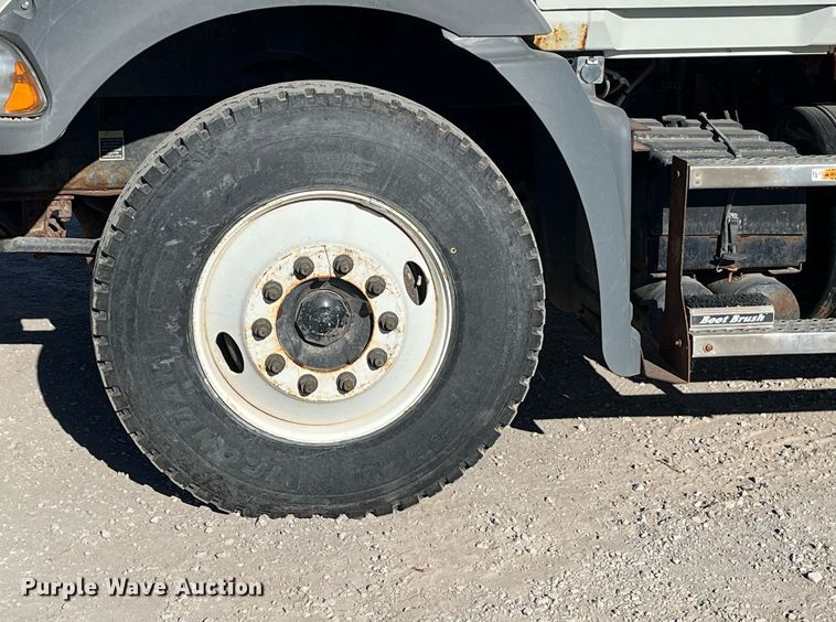 image for item LD9858 2009 Mack GU813  semi truck