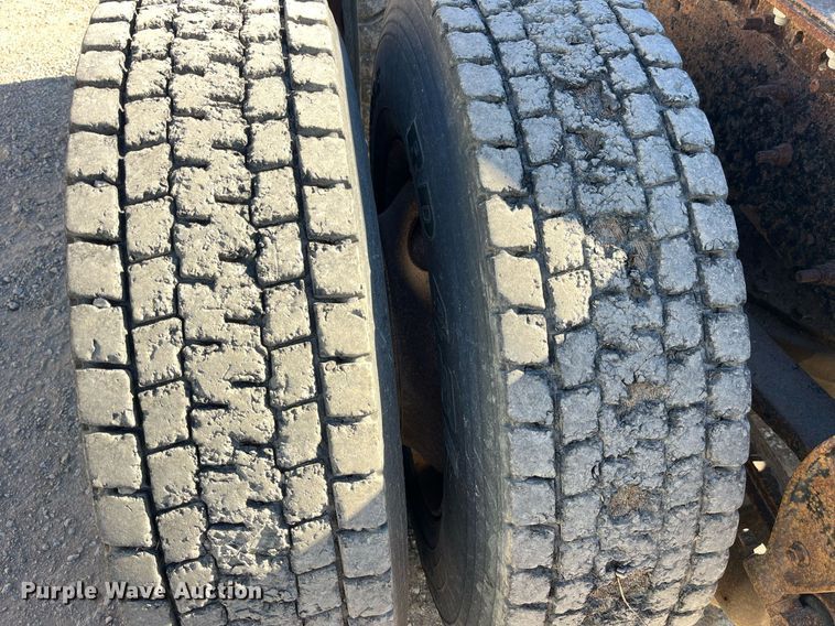 image for item LD9858 2009 Mack GU813  semi truck