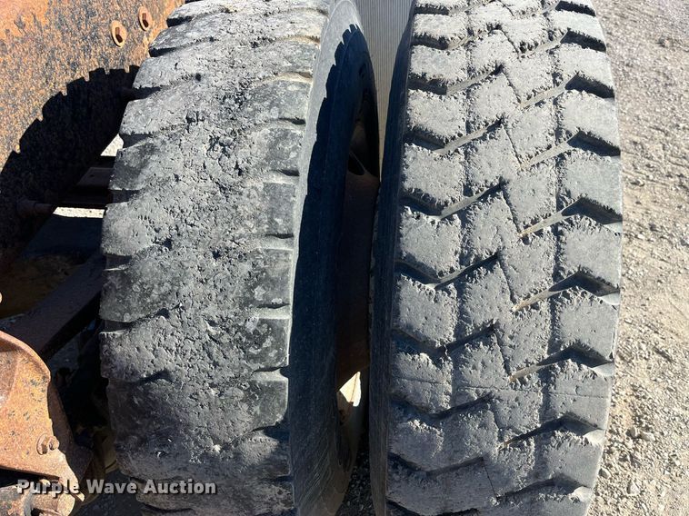 image for item LD9858 2009 Mack GU813  semi truck