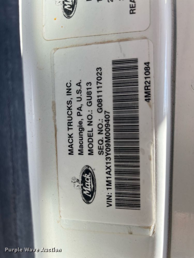 image for item LD9858 2009 Mack GU813  semi truck