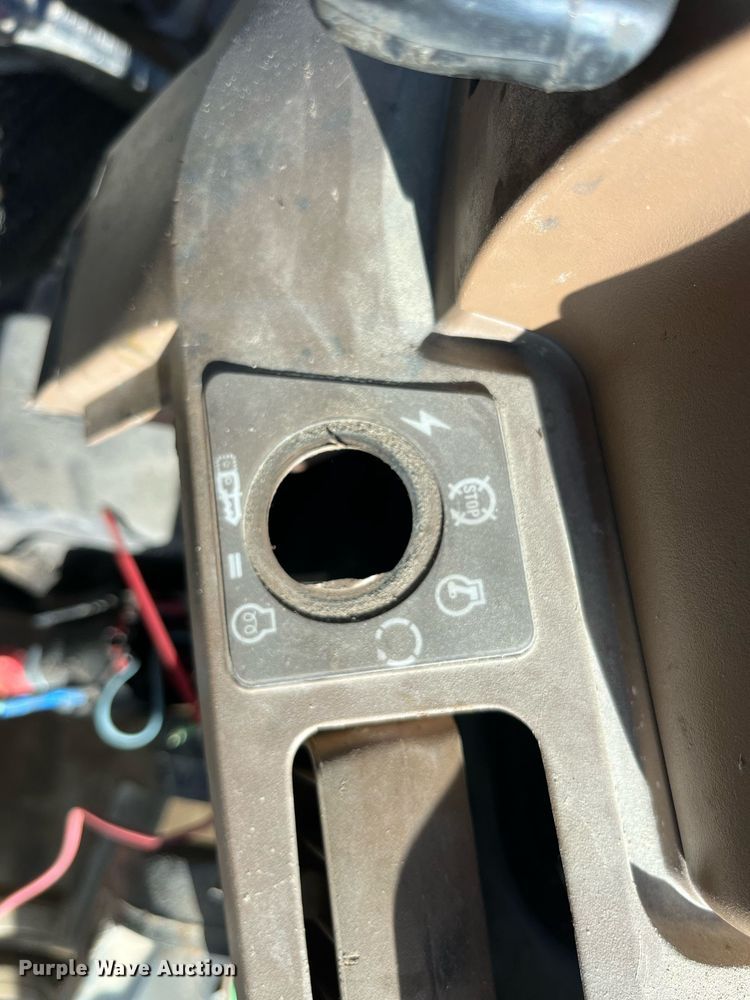 image for item LD9860 1997 John Deere 7210  tractor