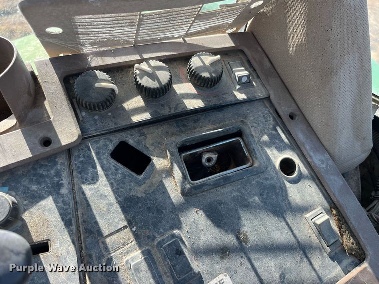 image for item LD9860 1997 John Deere 7210  tractor