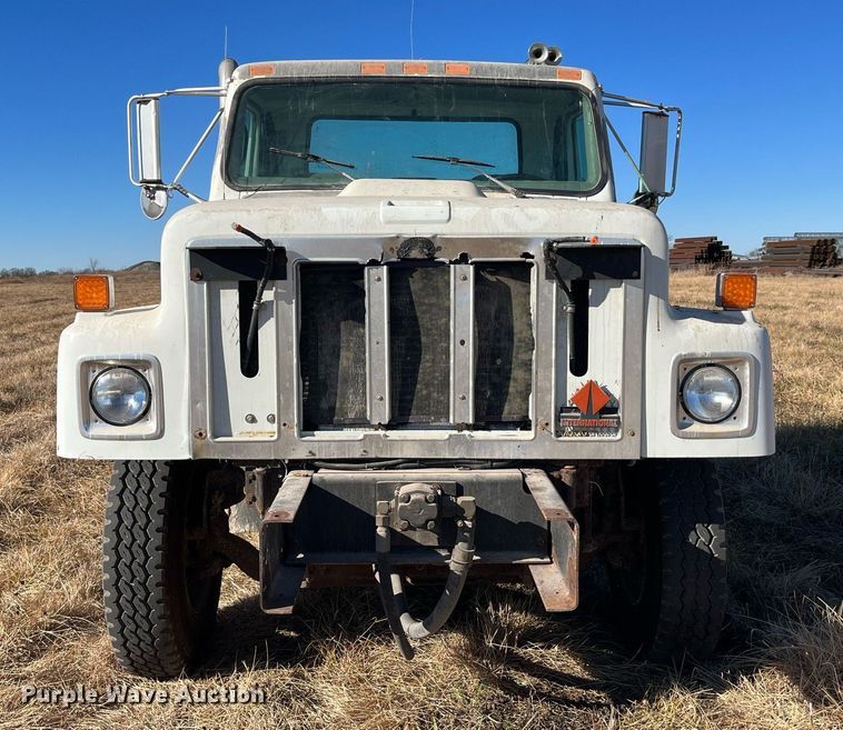 image for item LD9861 2002 International 2574  semi truck