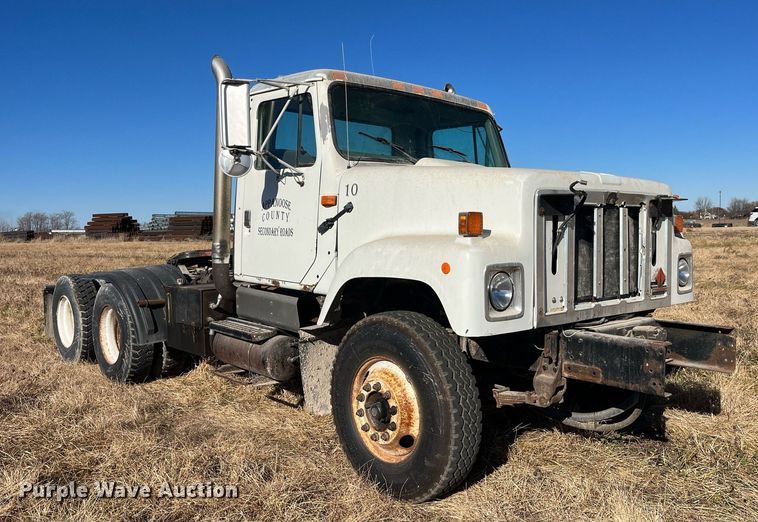 image for item LD9861 2002 International 2574  semi truck